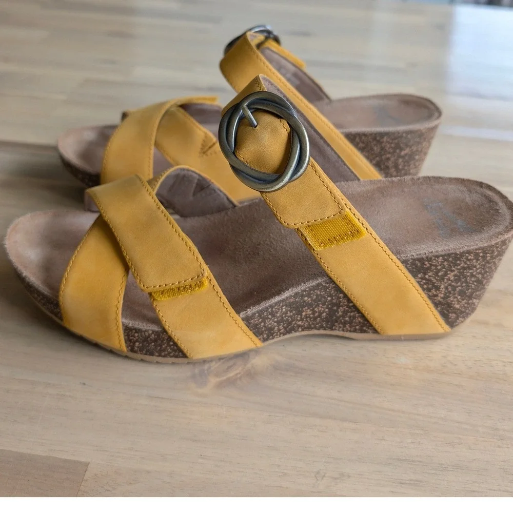 Dansko‎ Susie Mango Yellow Nubuck Leather Wedge Sandals Womens Size 39 US 8.5-9